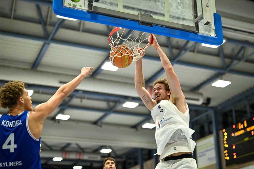 Dunking des Flashers-Centers Daniel Mayr